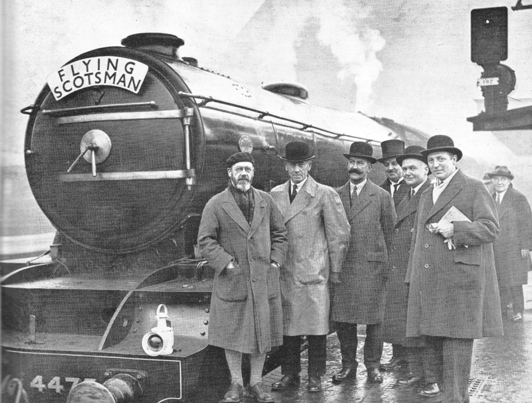 Эрик Гилл (первый в ряду) на фоне локомотива Flying Scotsman